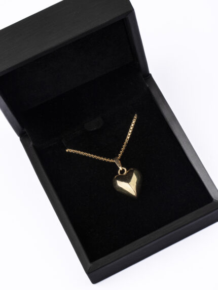 El Precio no incluye el colgante